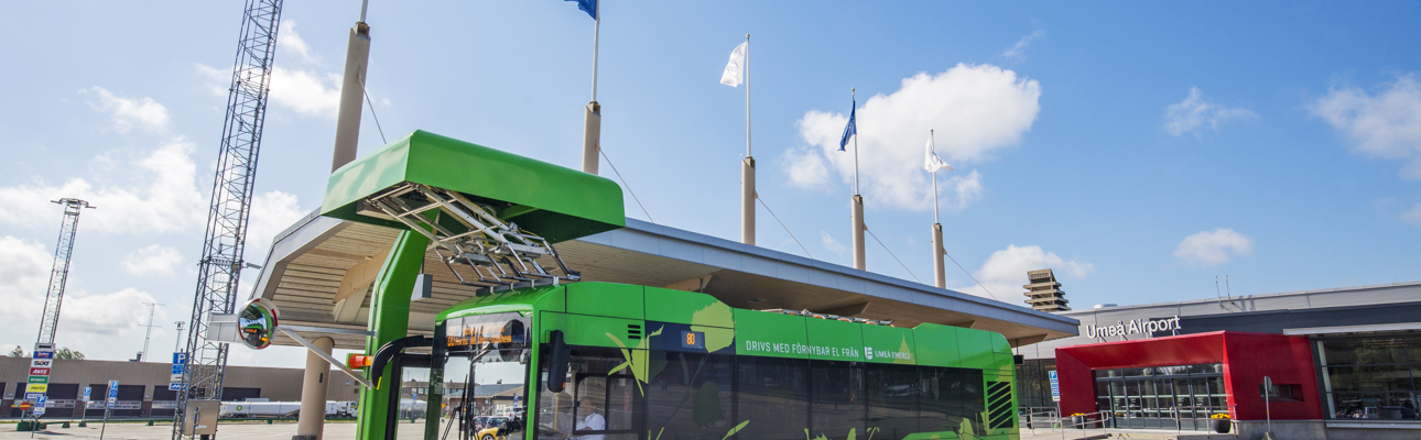 Elbuss som laddar vid hållplatsen på Umeå airport