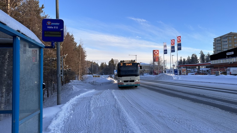 Buss anländer till hållplats