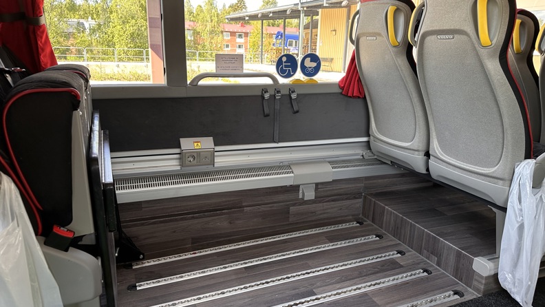 Skenor i bussen för att fästa rullstol